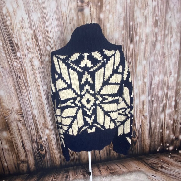 American Eagle Winter Sweater - Picture 4 of 15